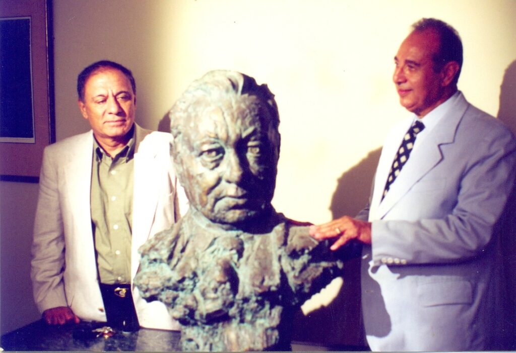 تمثال د. ثروت عكاشة